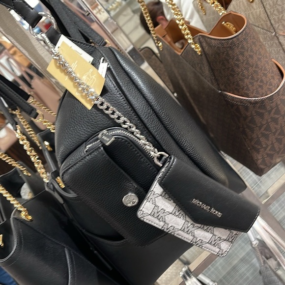 MICHAEL KORS
Maisie Large Pebbled Leather 2-in-1 Sling Pack
Black 
NWT - Picture 6 of 16